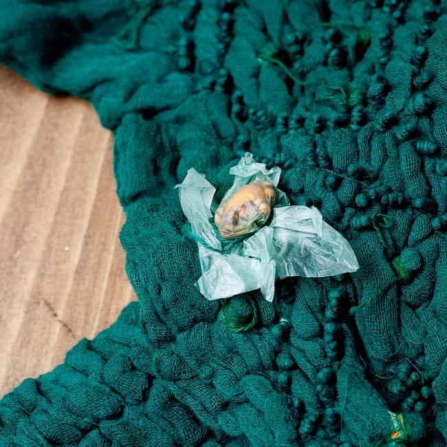 あなたが完成させる 伝統の絞り染めストール バンデジ - 青緑 7 - どういう風に布を染め上げ、作っているのかがよくわかる布です。