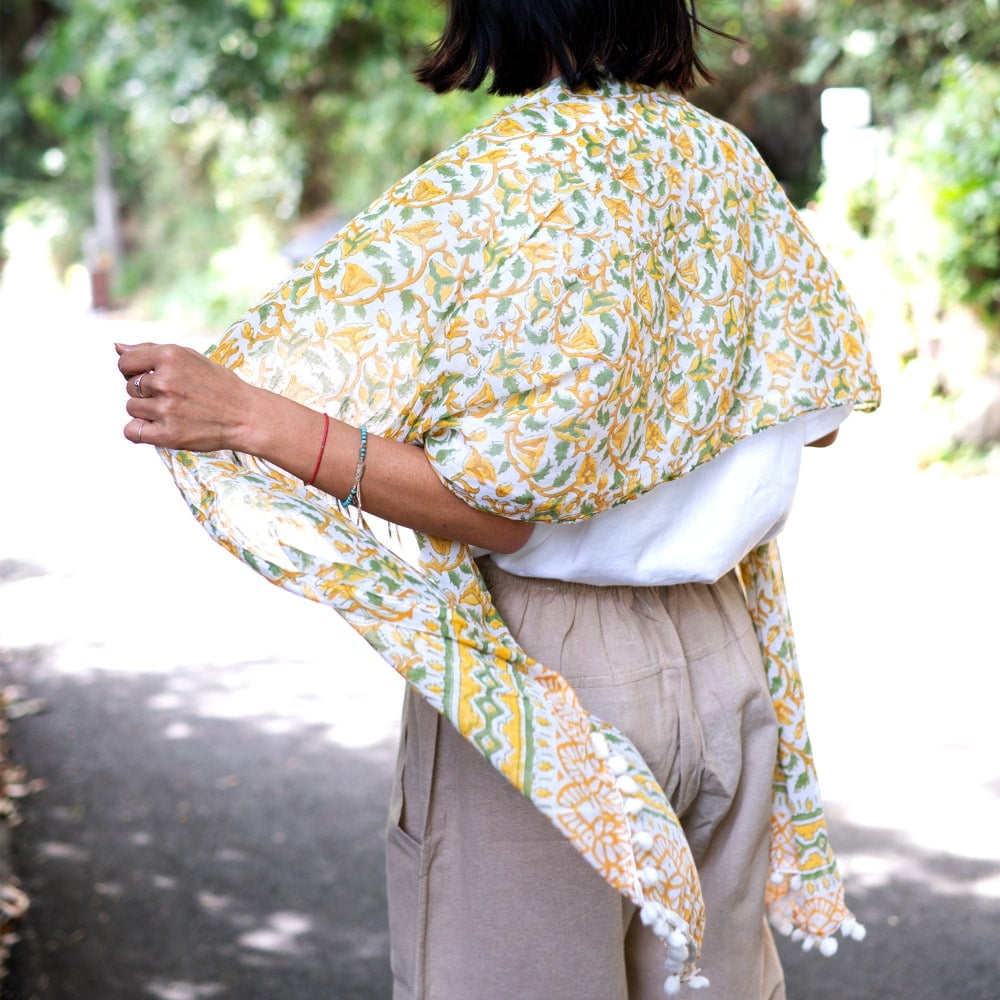 軽やかな肌触り ウッドブロックのコットンショール2枚目の説明写真です