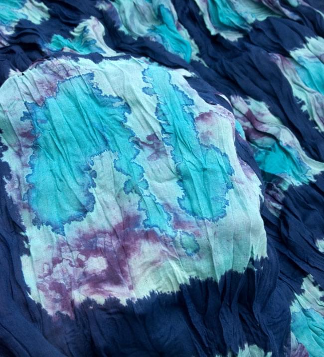 (タイダイ) インドのクリンクルストール - 紺×水色 4 - 柄の一部を拡大してみたところです