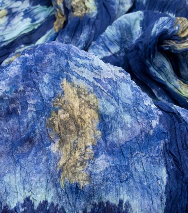 (タイダイ) インドのクリンクルストール - 紺×水色 4 - 柄の一部を拡大してみたところです