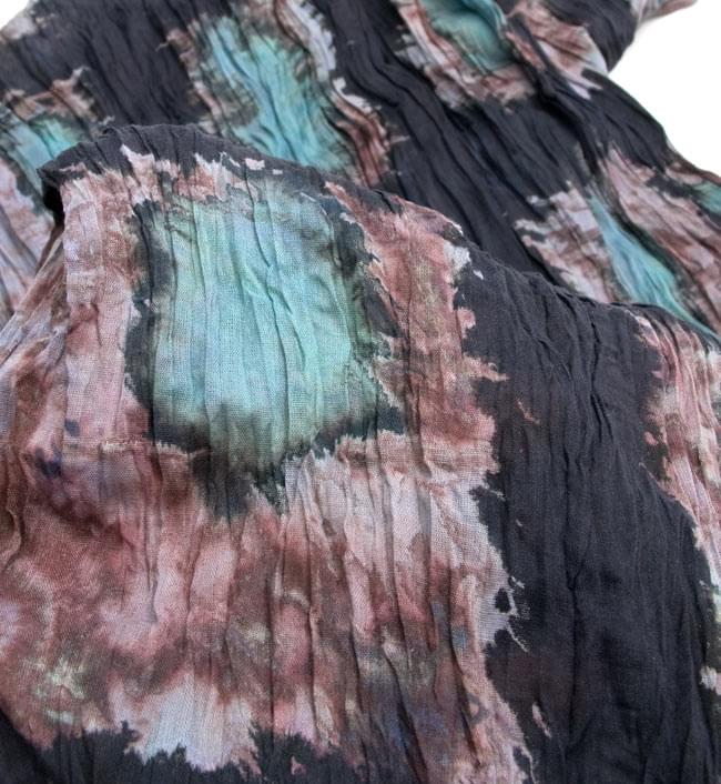 (タイダイ) インドのクリンクルストール- 黒×緑 4 - 柄の一部を拡大してみたところです