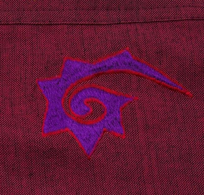 チベタン・ジャケット - ボルドー 4 - ポケットの下にワンポイント刺繍入り。刺繍は、一つ一つ縫っていますので、形、色が若干違う場合があります。