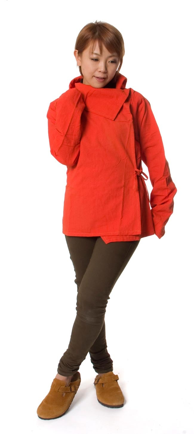 ウッドボタンのカシュクールジャケット 【オレンジ】 2 - 150cmのモデルさんが着てみました。このくらいの丈なら、パンツにもスカートにも合わせすいです。
