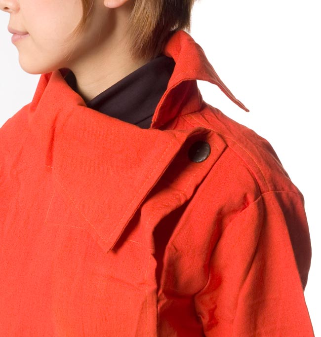 ウッドボタンのカシュクールジャケット 【オレンジ】 5 - 襟元をアップにしてみました。大人な印象がステキです。