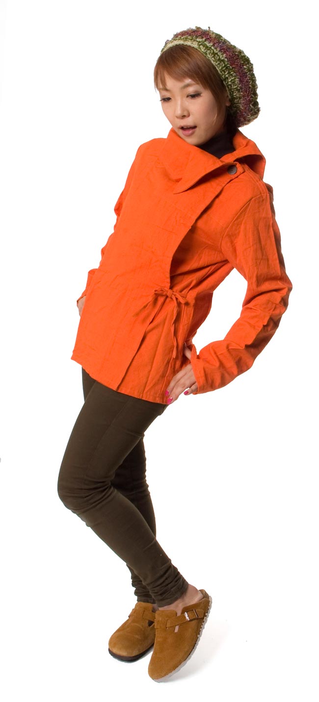 ウッドボタンのカシュクールジャケット 【ライトオレンジ】 2 - 150cmのモデルさんが着てみました。このくらいの丈なら、パンツにもスカートにも合わせすいです。