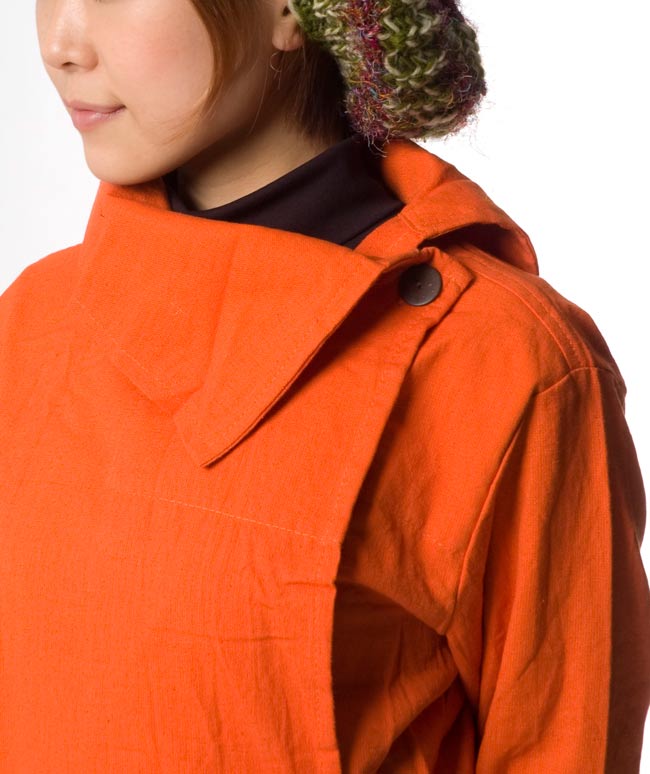 ウッドボタンのカシュクールジャケット 【ライトオレンジ】 5 - 襟元をアップにしてみました。大人な印象がステキです。