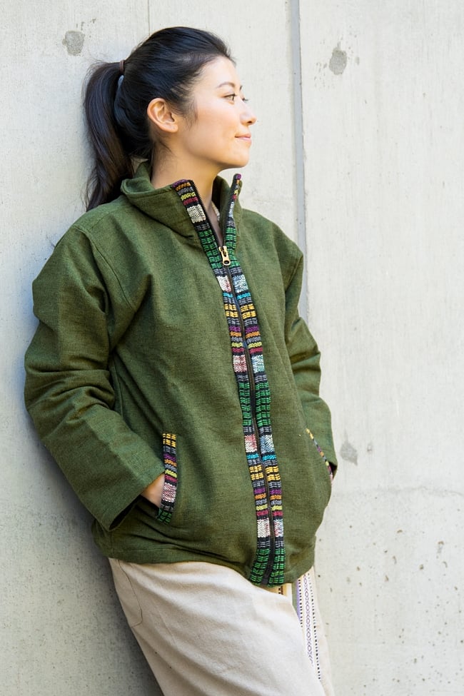 ネパールのゲリラインジャケット 4 - 選択C：グリーン。少し落ち着いた印象を与える、大人の色使いです。