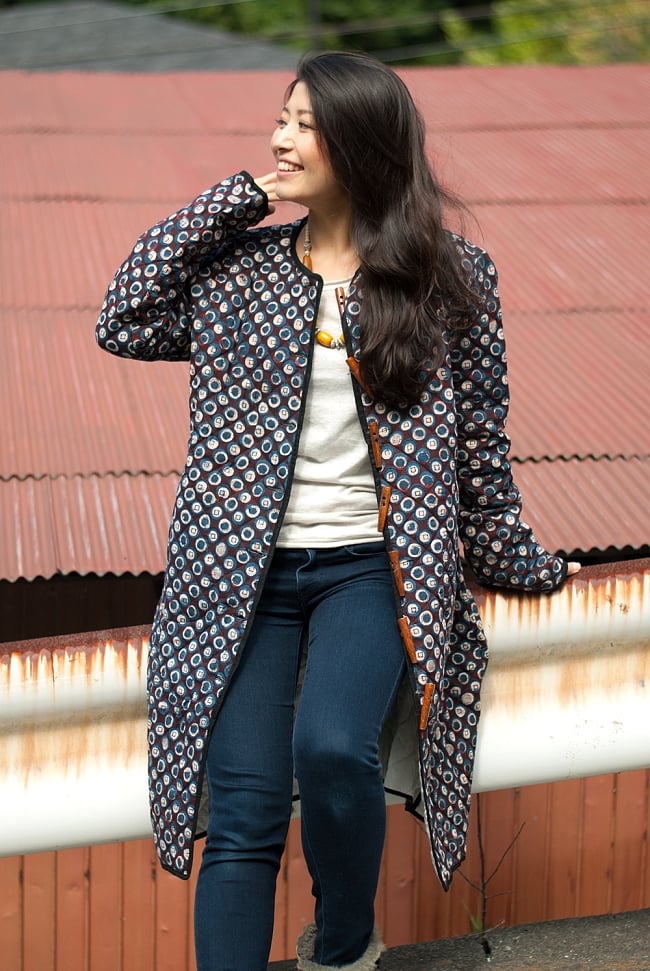インディゴ染布のキルティングコート 10 - 選択Cの着用例です。前をオープンにして着ても素敵ですね！