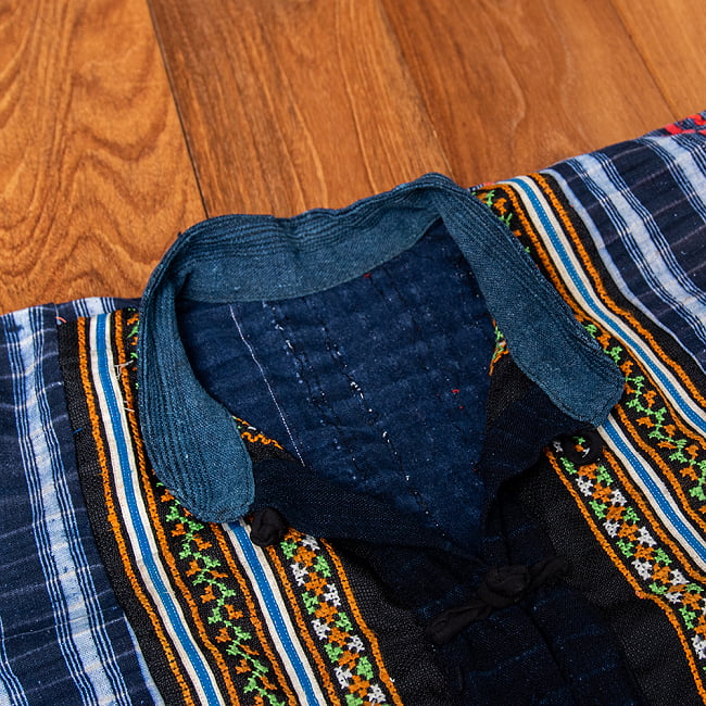 【一点物】黒モン族の藍染刺繍ジャケット 10 - ボタンを開いたところです