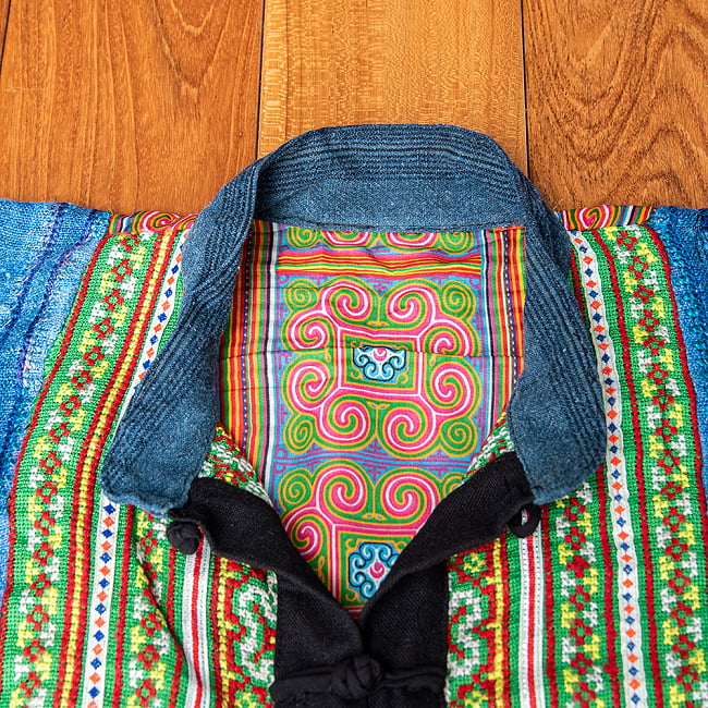 【一点物】黒モン族の藍染刺繍ジャケット 10 - ボタンを開いたところです