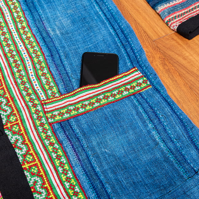 【一点物】黒モン族の藍染刺繍ジャケット 11 - ポケット付きなので、スマホなど小物も持ち歩けます。