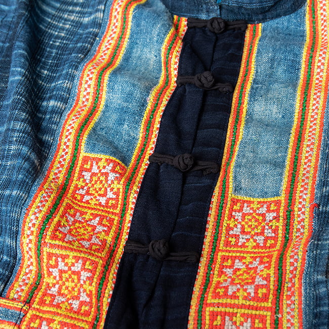 【一点物】黒モン族の藍染刺繍ジャケット 8 - ボタン周りの写真です