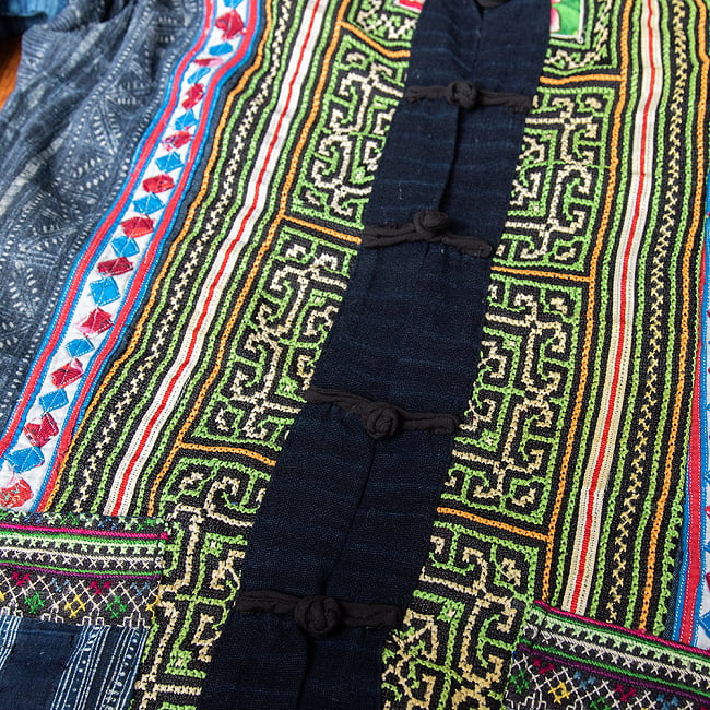 【一点物】黒モン族の藍染刺繍ジャケット 8 - ボタン周りの写真です