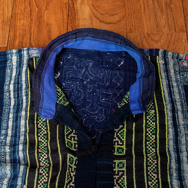 【一点物】黒モン族の藍染刺繍ジャケット 10 - ボタンを開いたところです