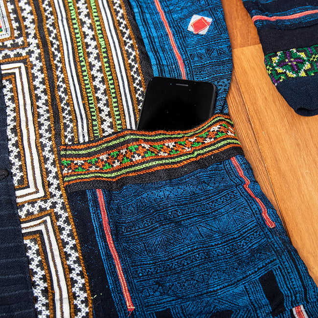 【一点物】黒モン族の藍染刺繍ジャケット 11 - ポケット付きなので、スマホなど小物も持ち歩けます。
