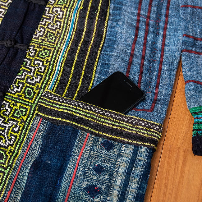 【一点物】黒モン族の藍染刺繍ジャケット 11 - ポケット付きなので、スマホなど小物も持ち歩けます。
