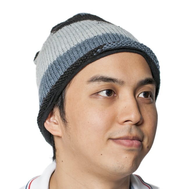 ウールン・ロールハット 【灰色×ブラック】 4 - モデルさんにかぶってもらいました。