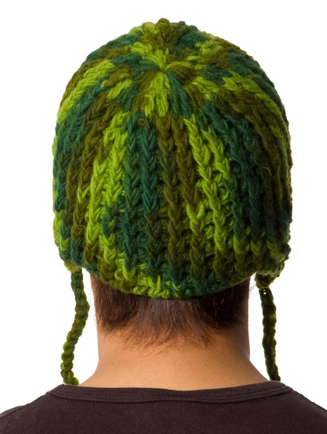 耳あて付きウールン・ニット帽 緑 2 - 後ろ姿はこんな感じです。