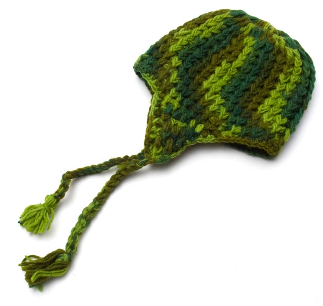 耳あて付きウールン・ニット帽 緑 5 - 平らな場所に置いてみました。