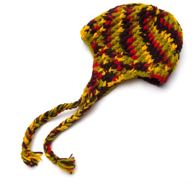 耳あて付きウールン・ニット帽 ラスタ 5 - 平らな場所に置いてみました。