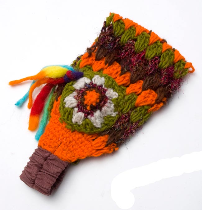 フラワーモチーフ・ヘアバンド オレンジ×鶯×茶の商品写真 3枚目 平らなところに置いてみました。