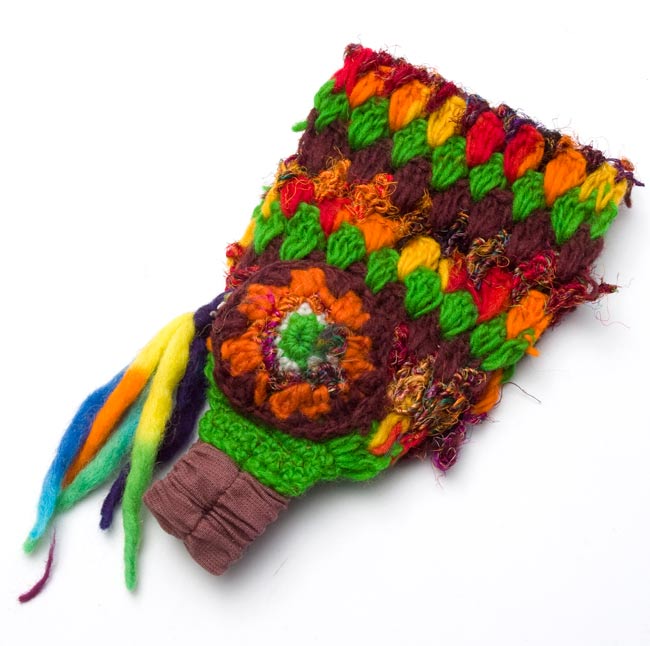 フラワーモチーフ・ヘアバンド 緑×茶×オレンジの商品写真 3枚目 平らなところに置いてみました。