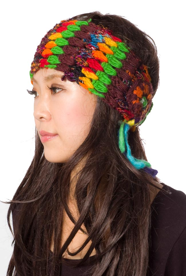 フラワーモチーフ・ヘアバンド 緑×茶×オレンジの商品写真 1枚目 フィット感のあるデザインです。太めの毛糸が可愛いですね。