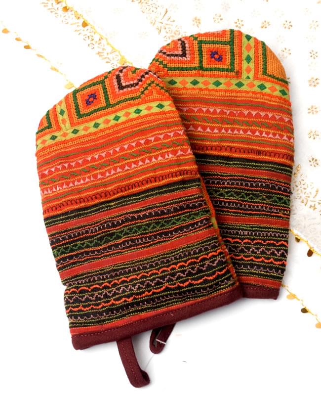 モン族刺繍のオーブンミトン 【オレンジ系】 2 - お届けするのは1点ですが、両手合わせて使っても良いですね。