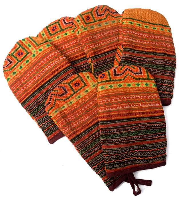 モン族刺繍のオーブンミトン　【オレンジ系】 4 - ひとつひとつ若干色合いが異なる場合がございます。ご了承ください。