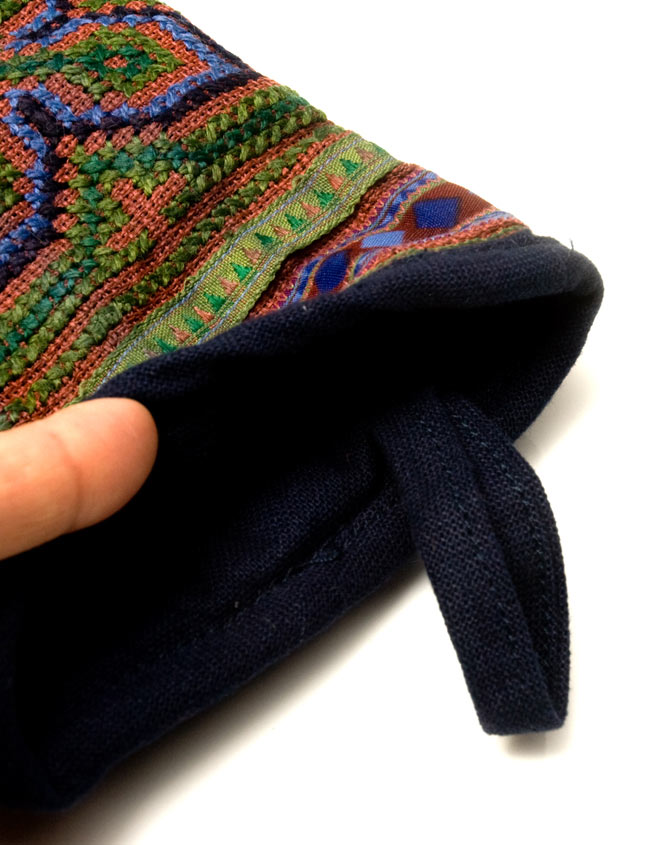 モン族刺繍のオーブンミトン　【オレンジ系】 6 - 紐が付いているので、フックに引っ掛けるのに便利です。