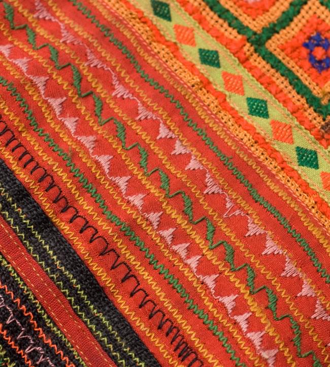 モン族刺繍のオーブンミトン　【オレンジ系】 7 - 生地をアップにしてみました。モン族の刺繍が美しいです。