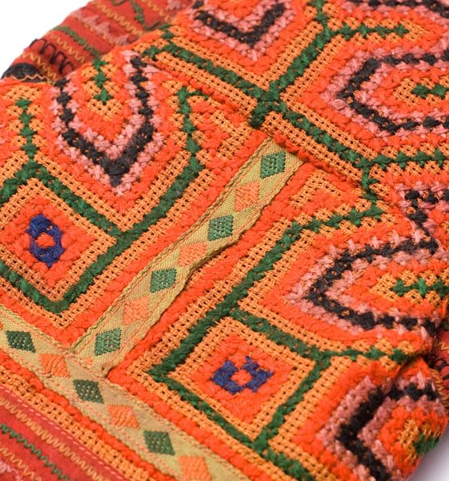 モン族刺繍のオーブンミトン 【オレンジ系】 8 - 生地をアップにしてみました。モン族の刺繍が美しいです。