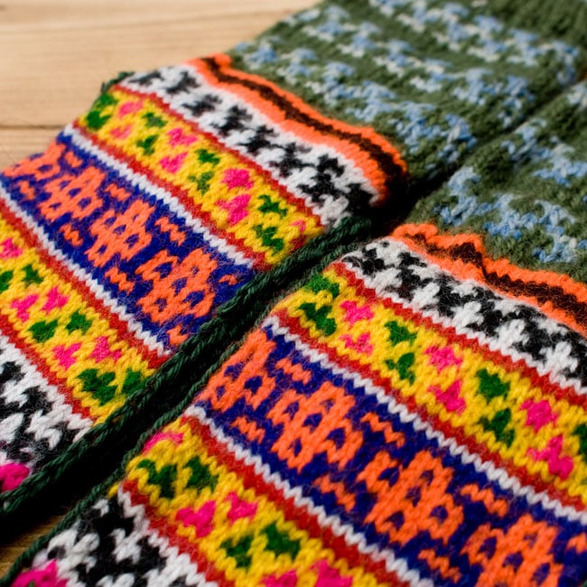 足元を優しく彩る マナリの靴下 - 足袋 4 - 柄部分をアップにしてみました。彩り鮮やかで見ているだけで元気になれます。