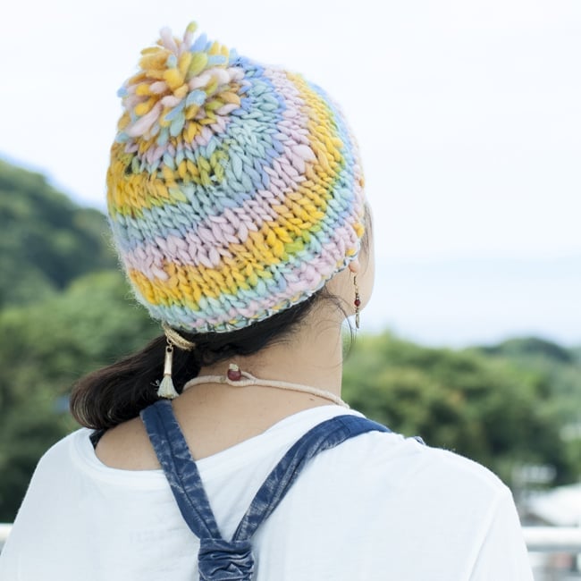 ポンポン付き もこもこニット帽-フリース付き 水色黄色ピンク 3 - 別の角度から見てみました。