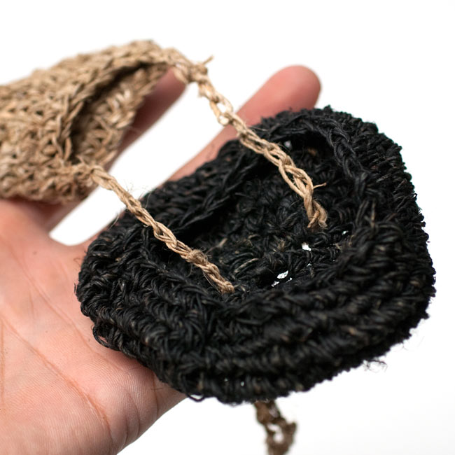 ヘンプきのこ小物入れ - ナチュラル x 黒 4 - きのこの頭を開けたところです。中にライターや鍵などの小物が入ります