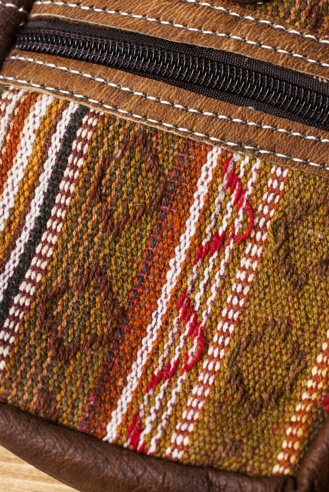 エスノ刺繍レザータバコケース - 茶色系 2 - 生地の拡大です。「ゲリ」という名前の、しっかりした生地が用いられています。