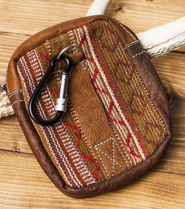 エスノ刺繍レザータバコケース - 茶色系 3 - 裏面にはベルト通しとフックがあります。フックの色は商品ごとに異なります。