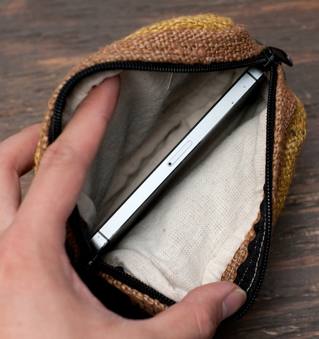 ヘンプとコットンのポーチ【黄×緑×薄茶】 7 - iPhone 5s(58.6×123.8×7.6mm)を横にして入れたところです。ちょうど入るくらいのサイズ感です。