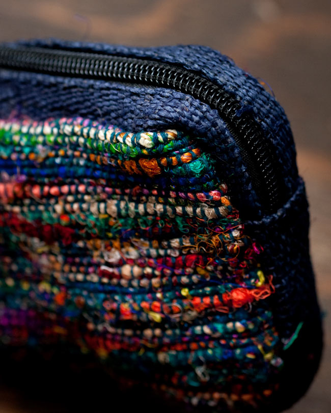 ヘンプとコットンのポーチ【紺×カラフルオールドシルク】 3 - 素材感がわかるようにアップにしてみました。