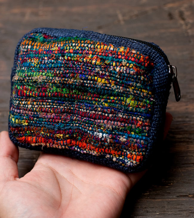 ヘンプとコットンのポーチ【紺×カラフルオールドシルク】 5 - サイズを感じていただく為、手に持ってみたところです。