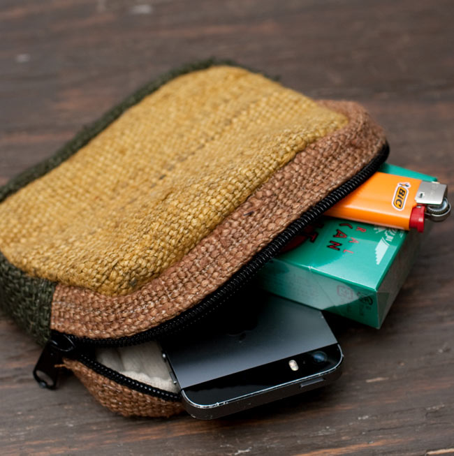 ヘンプとコットンのポーチ【紺×カラフルオールドシルク】 6 - 試しにスマホとたばこを入れてみました。コンデジなども大きくなければ入ります。(以下の写真は色違いの同ジャンル品のものになります。)