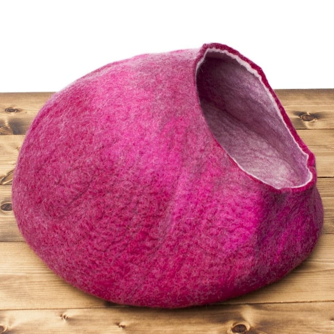 ネパールフェルトのキャットハウス マゼンタ 3 - 明るいところで見てみました。