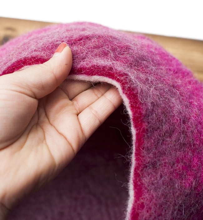 ネパールフェルトのキャットハウス マゼンタ 4 - 1cmくらい厚みのあるふかふかフェルトです。