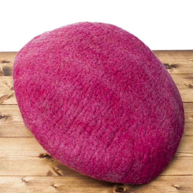 ネパールフェルトのキャットハウス マゼンタ 6 - 裏面の様子です。直径45cm程度ですが、最大5cm程度大きさに前後があります。