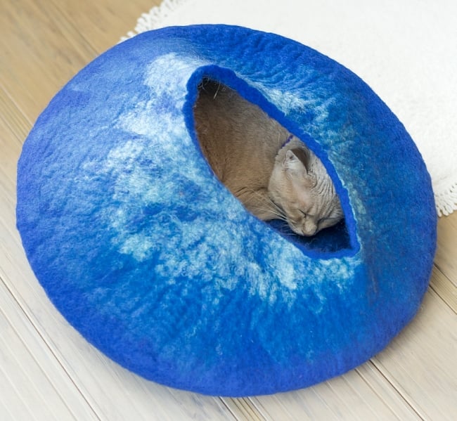 ネパールフェルトのキャットハウス 富士山 2 - ベッドになったりざぶとんになったり、いろいろな遊び方をしてくれます。