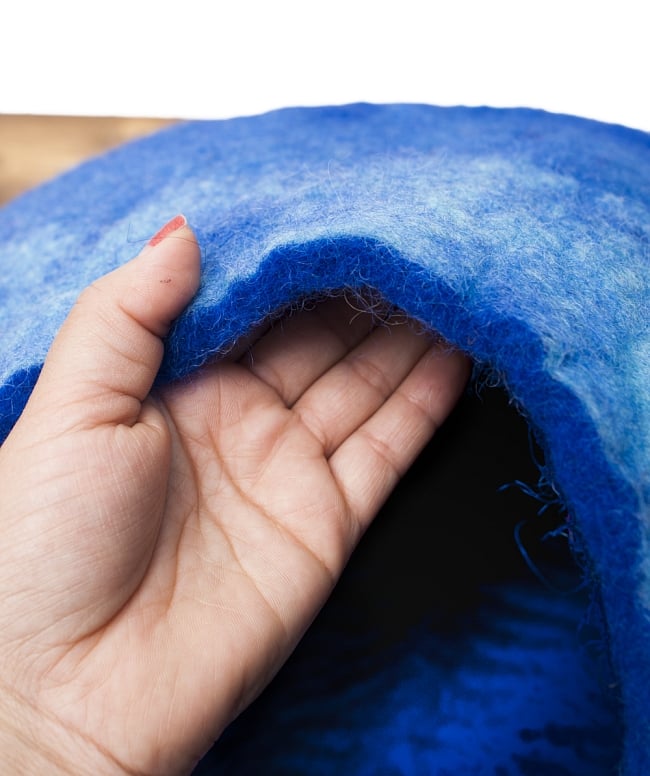 ネパールフェルトのキャットハウス 富士山 4 - 1cmくらい厚みのあるふかふかフェルトです。