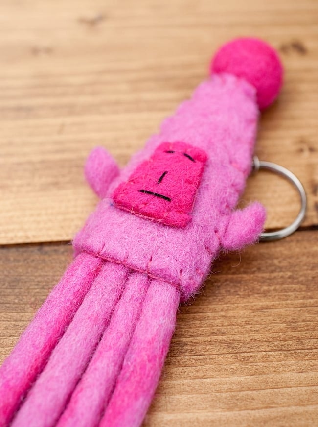 ニヒルないか? - レッド 2 - 全てを悟ったかのようなニヒルな顔。どうしてこの刺繍なのでしょう?(以下は同ジャンル品、ピンクの写真となります)