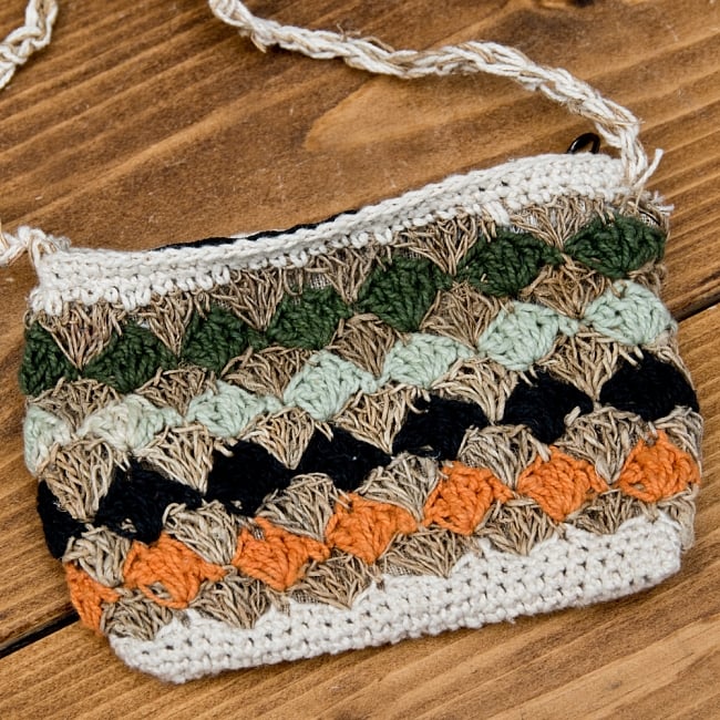 ヘンプとコットンのショルダーポーチ 3 - 裏面の写真です。裏もきちんと柄があります。