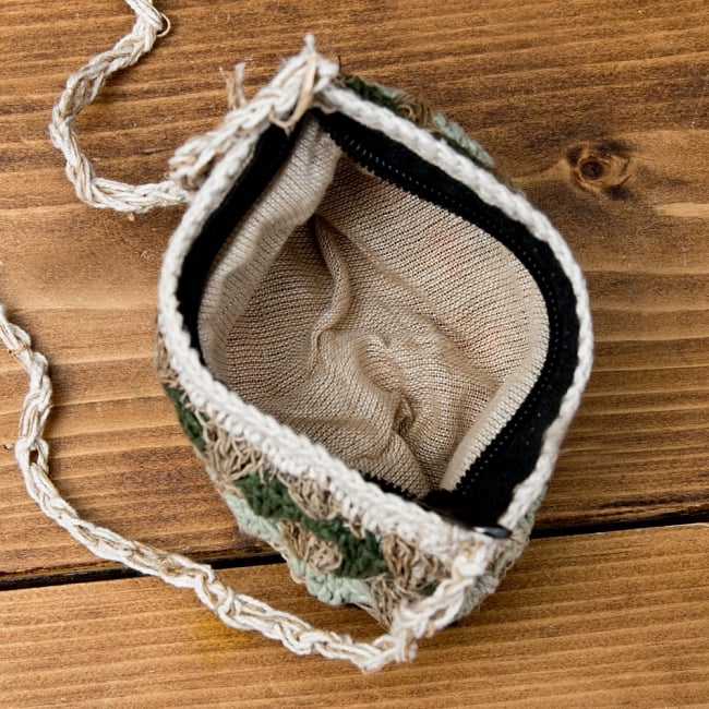 ヘンプとコットンのショルダーポーチ 4 - 中の様子です。裏地はしっかり目の生地です。