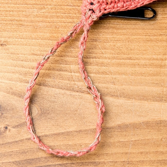 ヘンプとコットンのミニポーチ 5 - 壁掛けも出来るストラップ付きです。